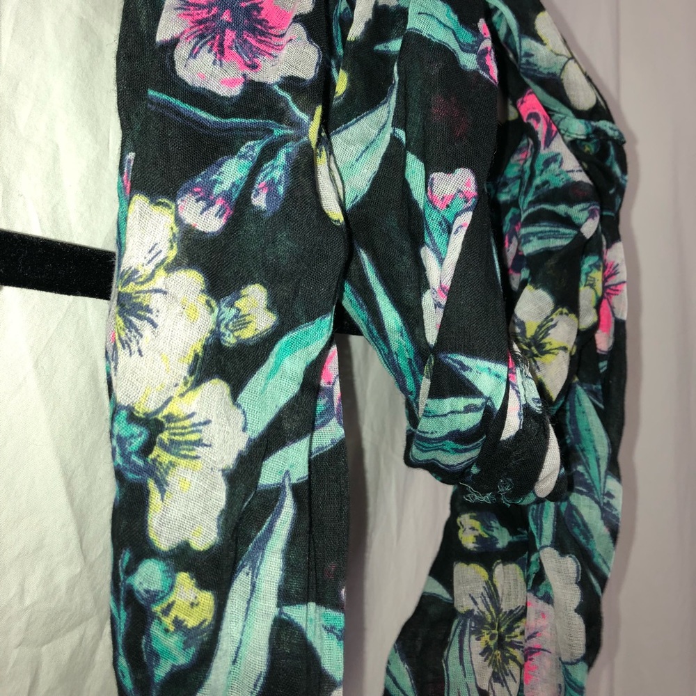 Scarf - Picture 3 of 4